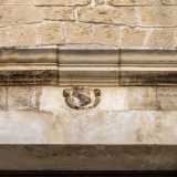 Sulle finestre del lato destro scorgiamo poi due piccoli stemmi nobiliari raffiguranti una fascia diagonale con tre teste di drago: � l�emblema dei Dottula, antichi proprietari dell�immobile
